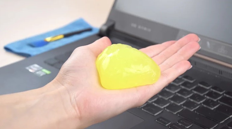 چگونه کیبورد لپتاپ را به‌صورت ایمن تمیز کنیم؟