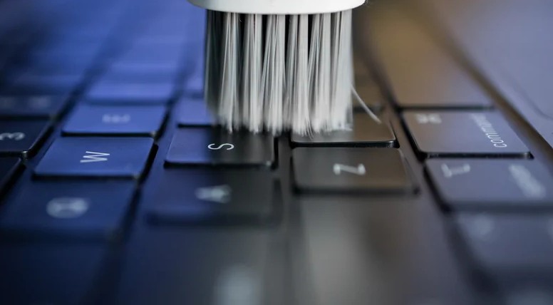 چگونه کیبورد لپتاپ را به‌صورت ایمن تمیز کنیم؟