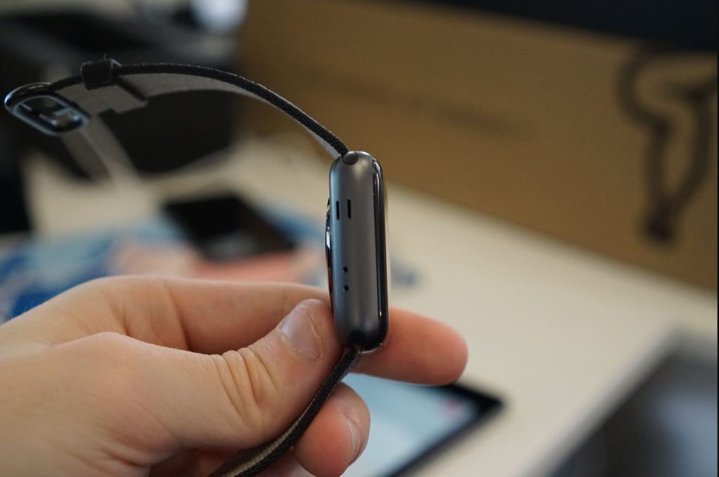 حفره های کنار اپل واچ چه کاربردی دارند؟!