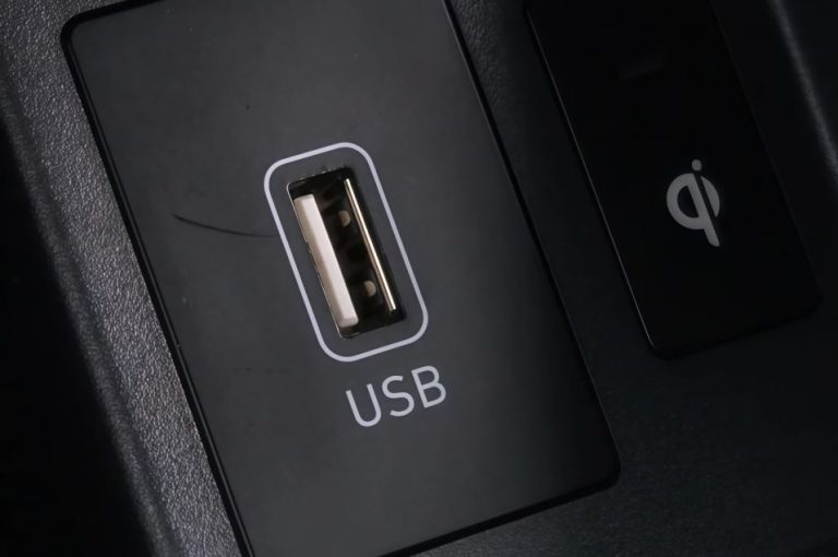چه کسی USB را اختراع کرد و آیا کسی مالک این استاندارد است؟