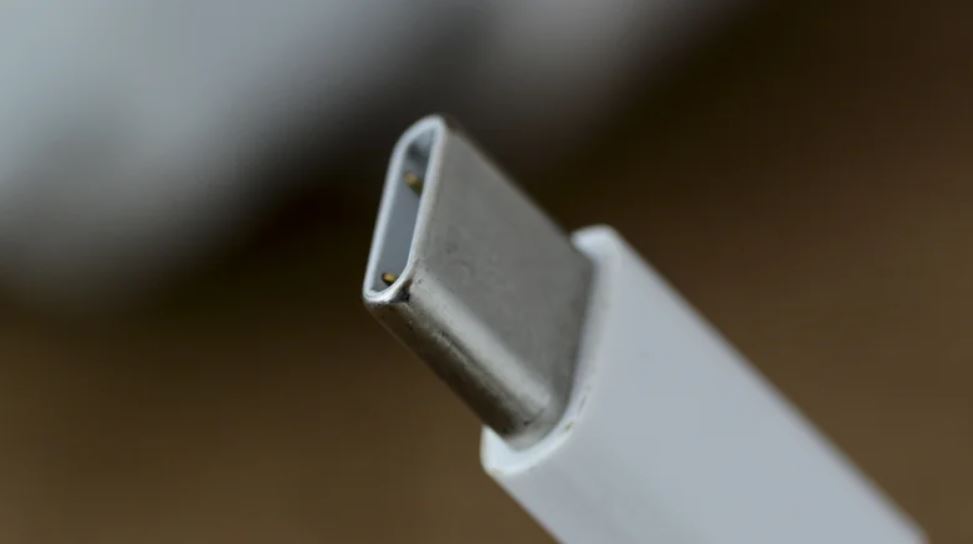 چه کسی USB را اختراع کرد و آیا کسی مالک این استاندارد است؟