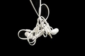 فقط شما نیستید؛ چرا سیم‌ها و کابل‌ها به راحتی گره می‌خورند؟!