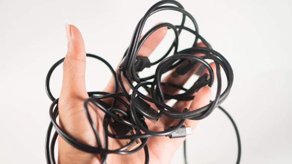 فقط شما نیستید؛ چرا سیمها و کابلها به راحتی گره میخورند؟!