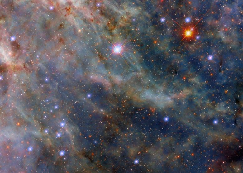 تلسکوپ هابل یک طوفان ستاره‌ای شدید را ثبت کرد که در حال تغییر شکل یک کهکشان است!