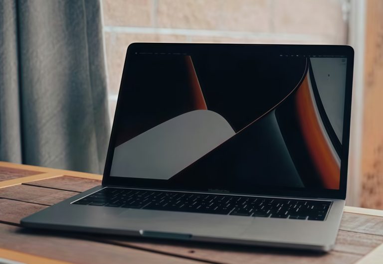 مکبوک پرو بعدی اپل ممکن است مجهز به یک نمایشگر اولد و داینامیک آیلند باشد