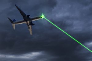 چرا لیزرهای دستی برای هواپیماها خطرناکند؟