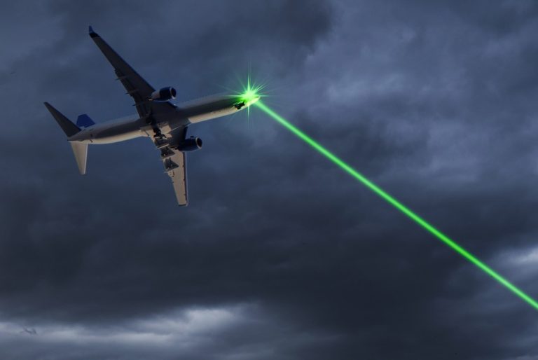 چرا لیزرهای دستی برای هواپیماها خطرناکند؟