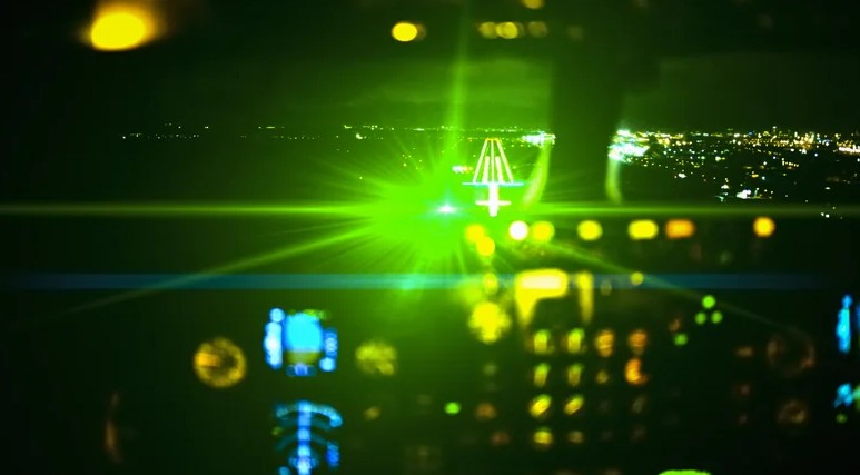 چرا لیزرهای دستی برای هواپیماها خطرناکند؟