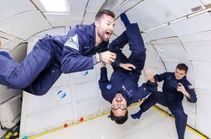 یک هواپیما چگونه پرواز در جاذبه صفر را شبیه‌سازی می‌کند؟