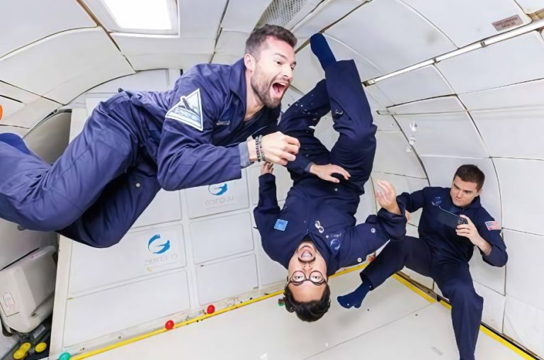 یک هواپیما چگونه پرواز در جاذبه صفر را شبیه‌سازی می‌کند؟