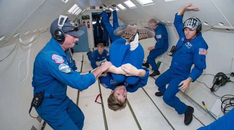 یک هواپیما چگونه پرواز در جاذبه صفر را شبیه‌سازی می‌کند؟