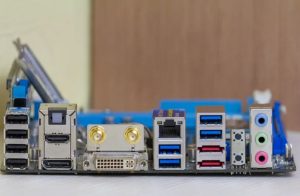 چرا برخی از پورتهای USB قرمز هستند؟ این رنگ چه معنایی دارد؟