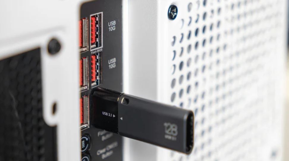 چرا برخی از پورت‌های USB قرمز هستند؟ این رنگ چه معنایی دارد؟