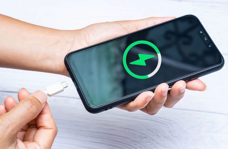 چرا شارژ باتری گوشی اندرویدی در حین شارژ کم می‌شود؟!