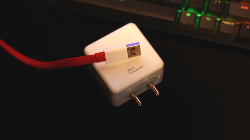 چرا شارژ باتری گوشی اندرویدی در حین شارژ کم می‌شود؟!