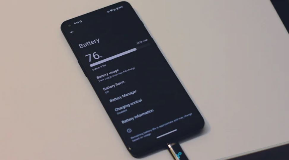 چرا شارژ باتری گوشی اندرویدی در حین شارژ کم می‌شود؟!
