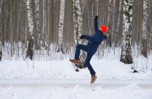 چرا یخ لغزنده است؟ این تحقیق جدید، نظریه فیزیک ۲۰۰ ساله را زیر و رو کرد!