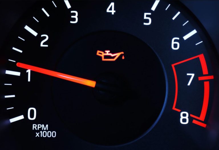 آیا رانندگی با روشن بودن چراغ روغن موتور ایمن است؟