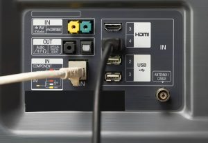 ۵ چیزی که هرگز نباید به پورت‌های USB تلویزیون خود وصل کنید!