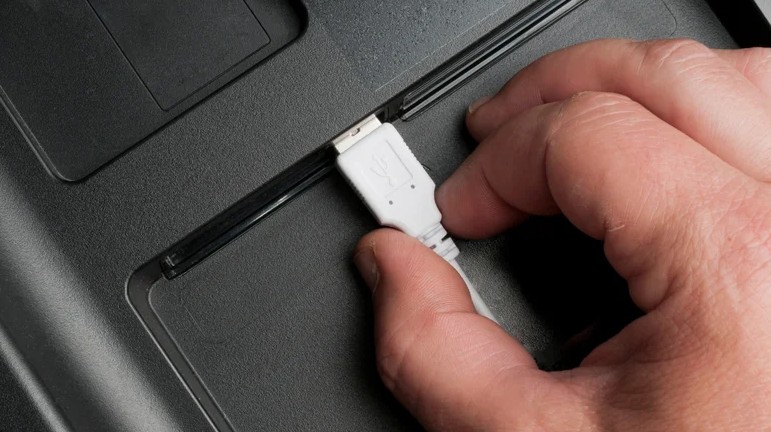 ۵ چیزی که هرگز نباید به پورتهای USB تلویزیون خود وصل کنید!