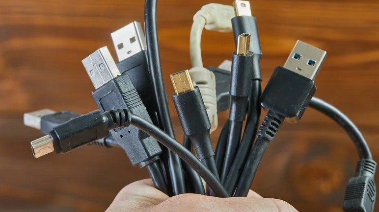 ۵ چیزی که هرگز نباید به پورتهای USB تلویزیون خود وصل کنید!