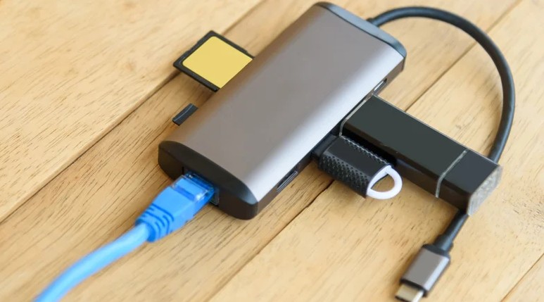 ۵ چیزی که هرگز نباید به پورتهای USB تلویزیون خود وصل کنید!