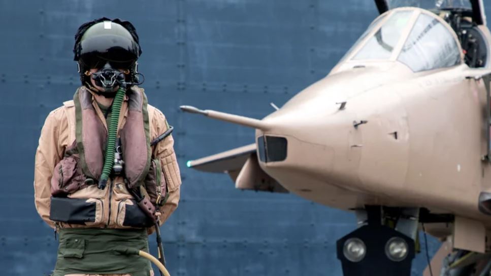 چه اتفاقی می‌افتد اگر یک خلبان جنگنده ماسک خود را بردارد؟