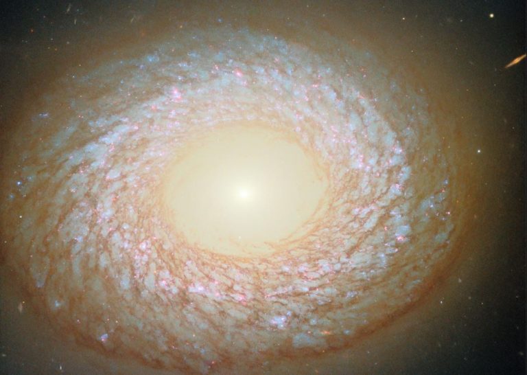 نه مارپیچی، نه بیضی شکل! این کهکشان دقیقاً چیست؟!