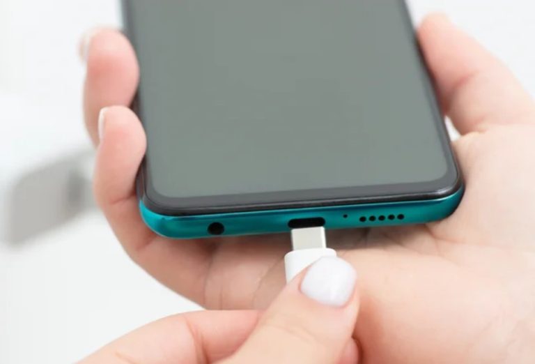 این ۵ چیز را هرگز به پورت USB گوشی خود وصل نکنید!