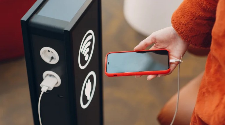 این ۵ چیز را هرگز به پورت USB گوشی خود وصل نکنید!