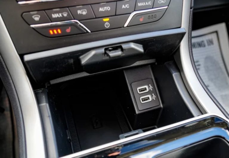 هرگز این ۴ وسیله را به پورت‌های USB خودروی خود وصل نکنید!