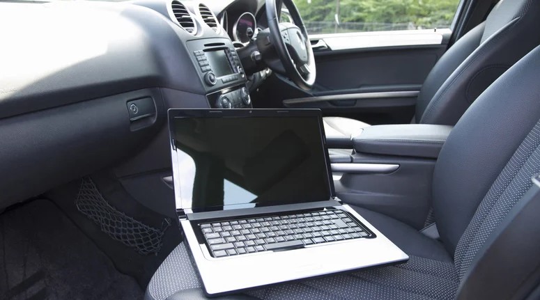 هرگز این ۴ وسیله را به پورت‌های USB خودروی خود وصل نکنید!