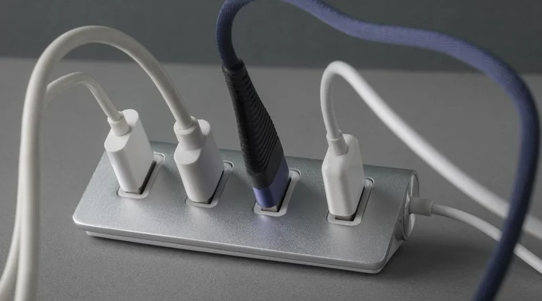 هرگز این ۴ وسیله را به پورت‌های USB خودروی خود وصل نکنید!