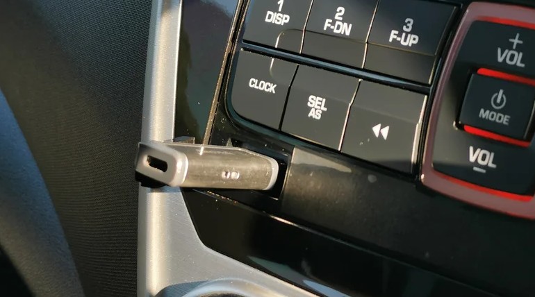 هرگز این ۴ وسیله را به پورت‌های USB خودروی خود وصل نکنید!