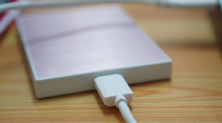 هرگز این ۴ وسیله را به پورت‌های USB خودروی خود وصل نکنید!