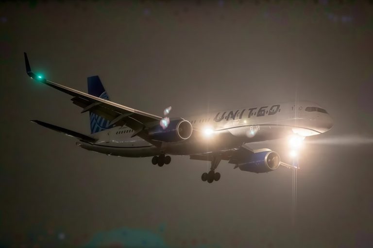 خلبان‌ها با این روش بامزه در آسمان به هواپیماهای دیگر سلام می‌کنند!