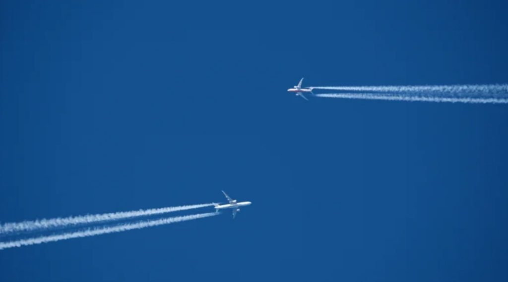 خلبان‌ها با این روش بامزه در آسمان به هواپیماهای دیگر سلام می‌کنند!