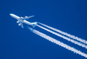 دلیل تشکیل خطوط سفید دنبالهدار هواپیماها در آسمان چیست؟!