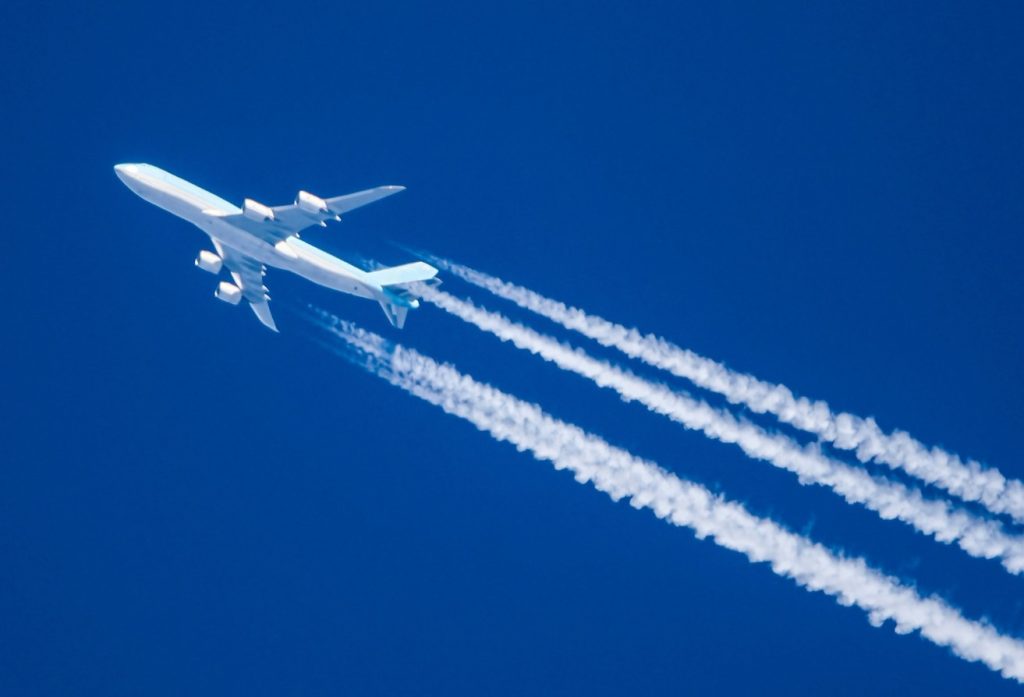 دلیل تشکیل خطوط سفید دنبالهدار هواپیماها در آسمان چیست؟!