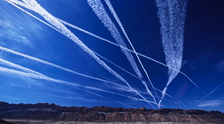 دلیل تشکیل خطوط سفید دنبالهدار هواپیماها در آسمان چیست؟!