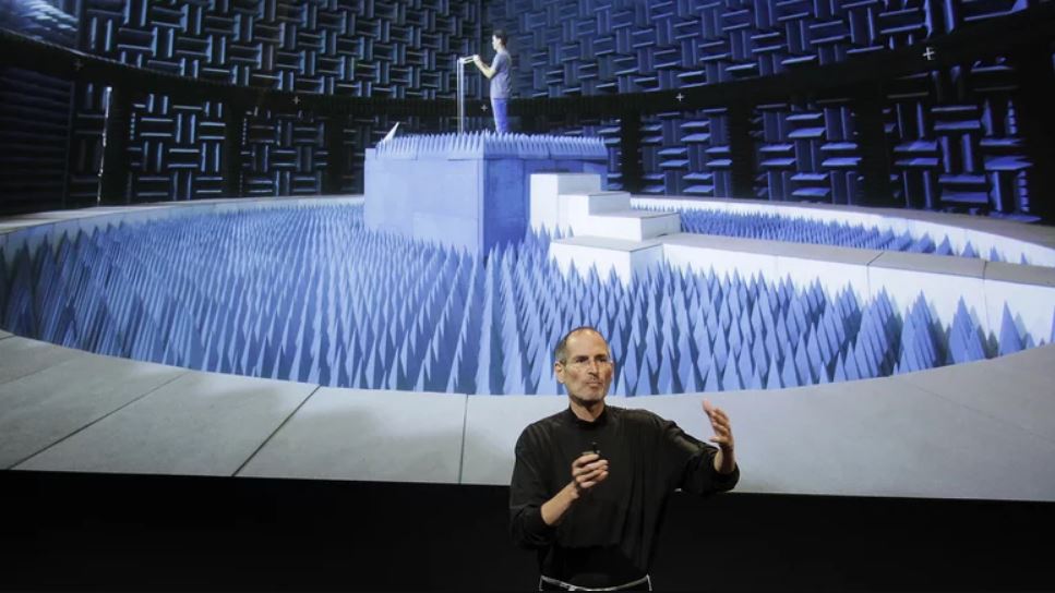 چرا ماجرای آنتنگیت یک فاجعه تمام عیار برای اپل بود؟!