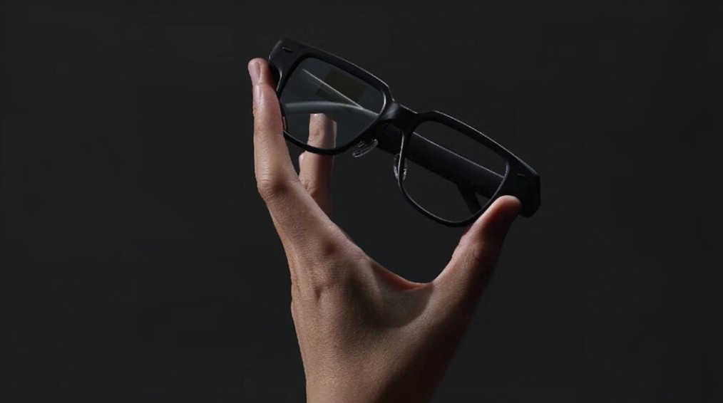 لنوو عینک هوش مصنوعی V1 را با قابلیت ترجمه زنده و حالت تلهپرامپتر معرفی کرد