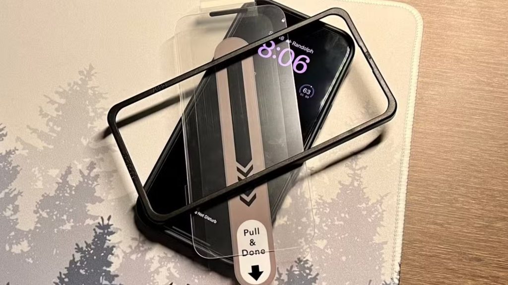 آیا میدانستید نمایشگر گوشی شما یک پوشش مخفی دارد که در حال نابودی تدریجی است؟!