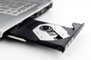 چه زمانی درایوهای سی‌دی/دی‌وی‌دی از لپ‌تاپ‌ها حذف شدند؟