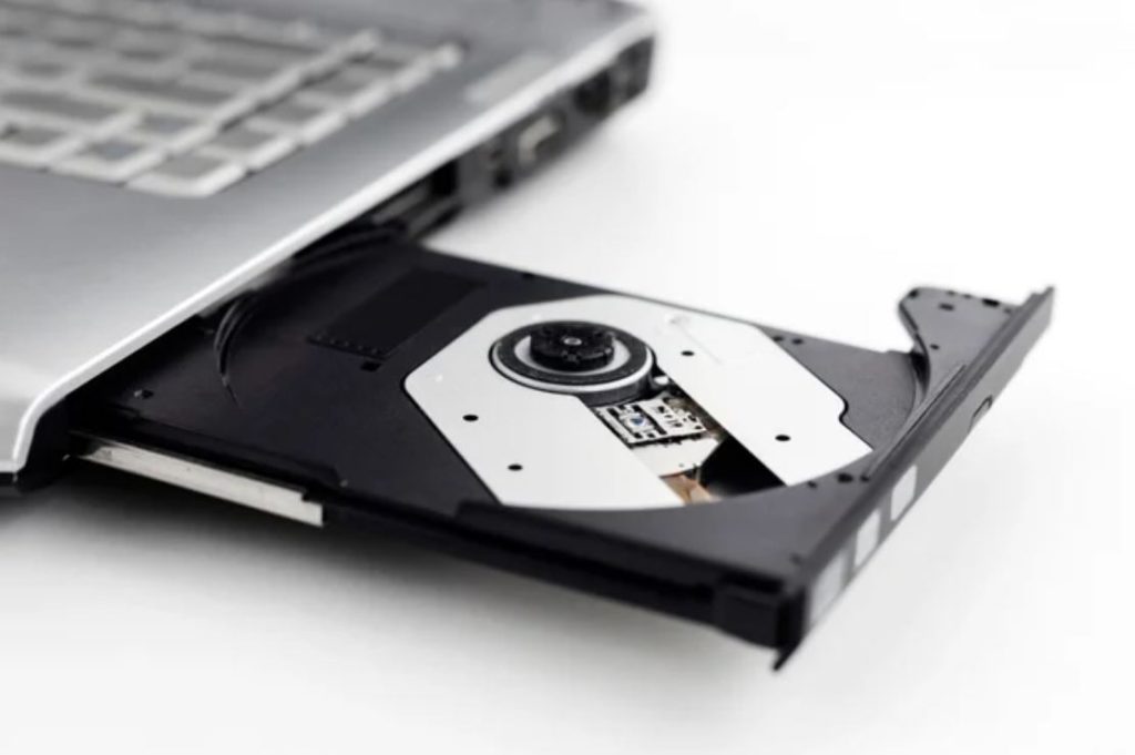 چه زمانی درایوهای سی‌دی/دی‌وی‌دی از لپ‌تاپ‌ها حذف شدند؟