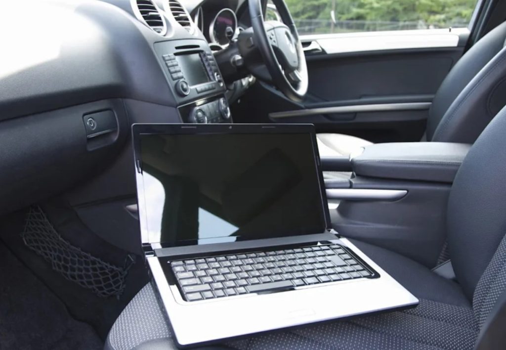 چرا هرگز نباید لپتاپ خود را در ماشین رها کنیم؟