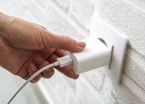 چرا خریدن یک شارژر ارزان قیمت یک اشتباه خطرناک است؟!