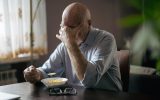 چرا تنها غذا خوردن میتواند برای افراد مسن بهطور شگفتآوری خطرناک باشد؟