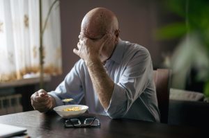 چرا تنها غذا خوردن میتواند برای افراد مسن بهطور شگفتآوری خطرناک باشد؟