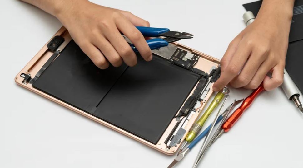 چگونه بفهمیم آیپد ما مشکل پیکسل دارد و آیا قابل تعمیر است؟